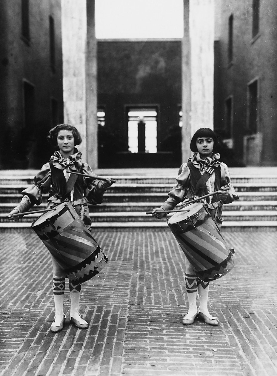 Villa Rosa Maltoni Mussolini: to unge piger klædt ud som page-drenge (s/h foto) af Fratelli Alinari