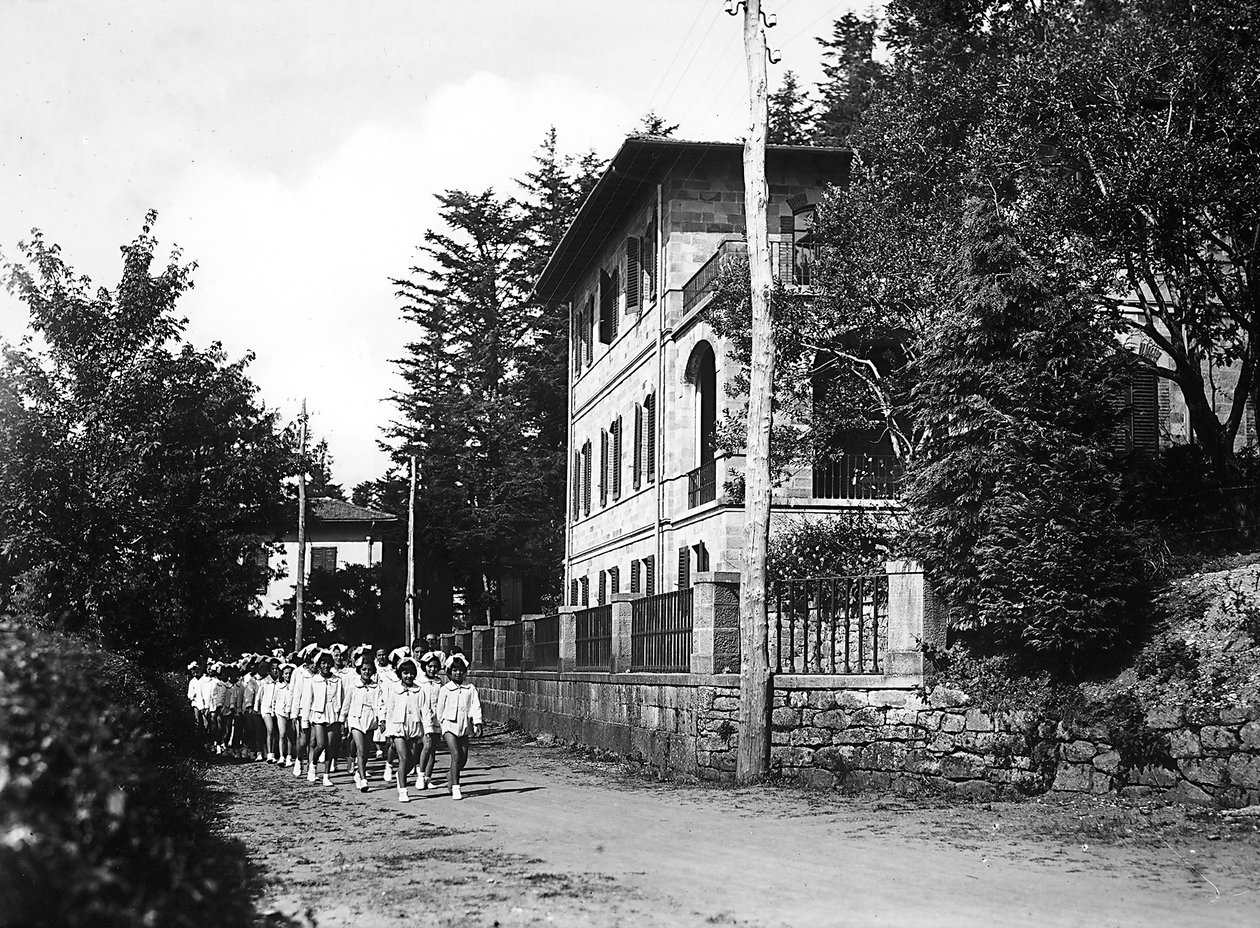Villa Rosa Maltoni Mussolini: unge kvindelige studerende på gåtur (s/h foto) af Fratelli Alinari