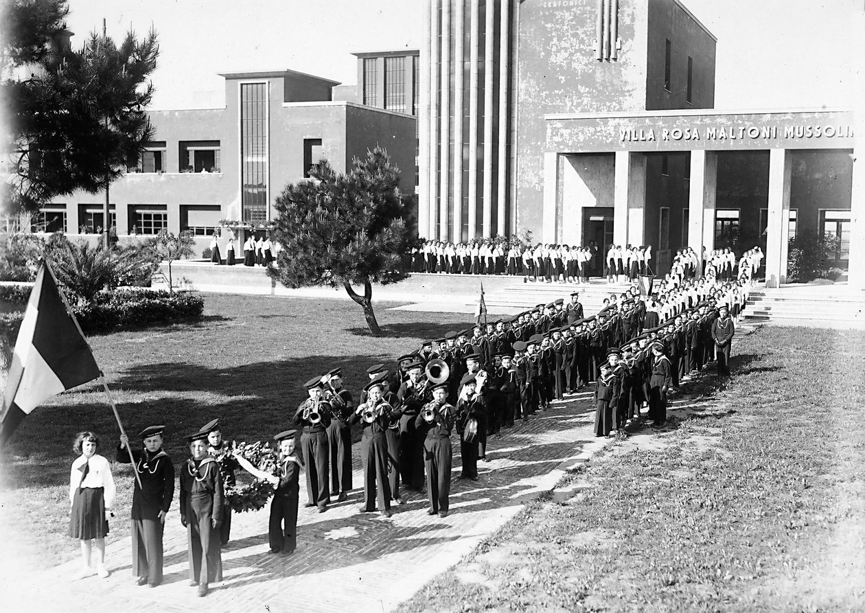 Villa Rosa Maltoni Mussolini: unge studerendes band og parade (s/h foto) af Fratelli Alinari