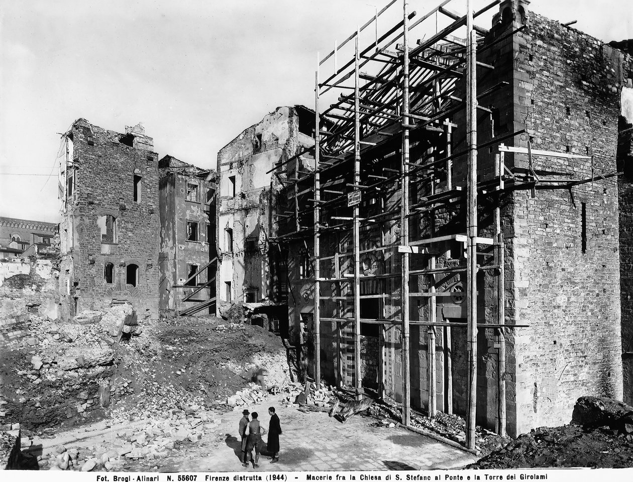 Anden Verdenskrig: Skader forårsaget af bombningen mellem kirken Santo Stefano al Ponte og Girolami-tårnet forårsaget af bombning, i Firenze. Dette fotografi var tidligere en del af Brogi Collection, men tilhører nu Alinari Collection (s/h foto) af Fratelli Alinari