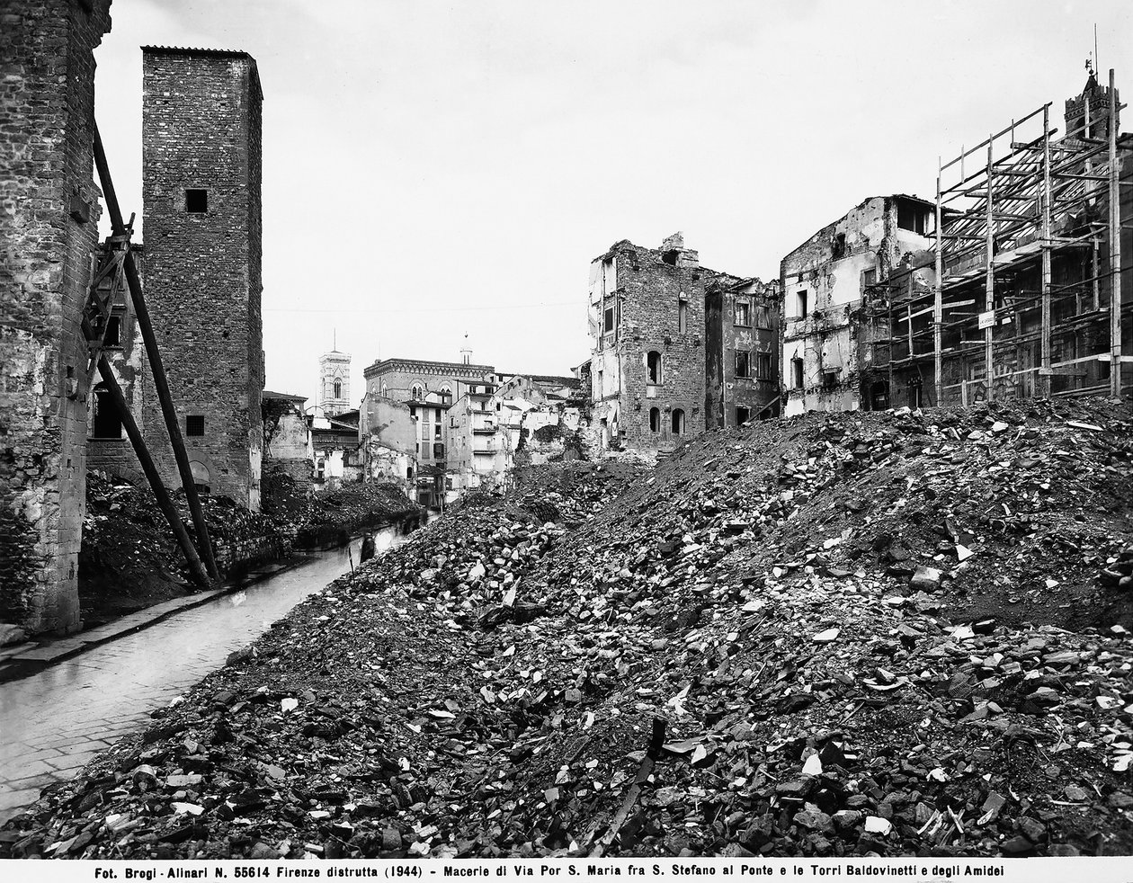 Anden Verdenskrig: Udsigt over murbrokkerne på Via Por Santa Maria mellem Santo Stefano al Ponte og Baldovinetti- og Amidei-tårnene i Firenze efter bombeangrebet. Dette fotografi var tidligere en del af Brogi-samlingen, men tilhører nu Alinari C af Fratelli Alinari