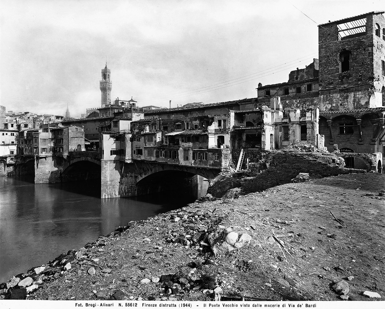 Anden Verdenskrig: Ponte Vecchio, set fra murbrokkerne af Borgo S. Jacopo, i Firenze efter bombningen. Dette fotografi var tidligere en del af Brogi Collection, men tilhører nu Alinari Collection (s/h foto) af Fratelli Alinari