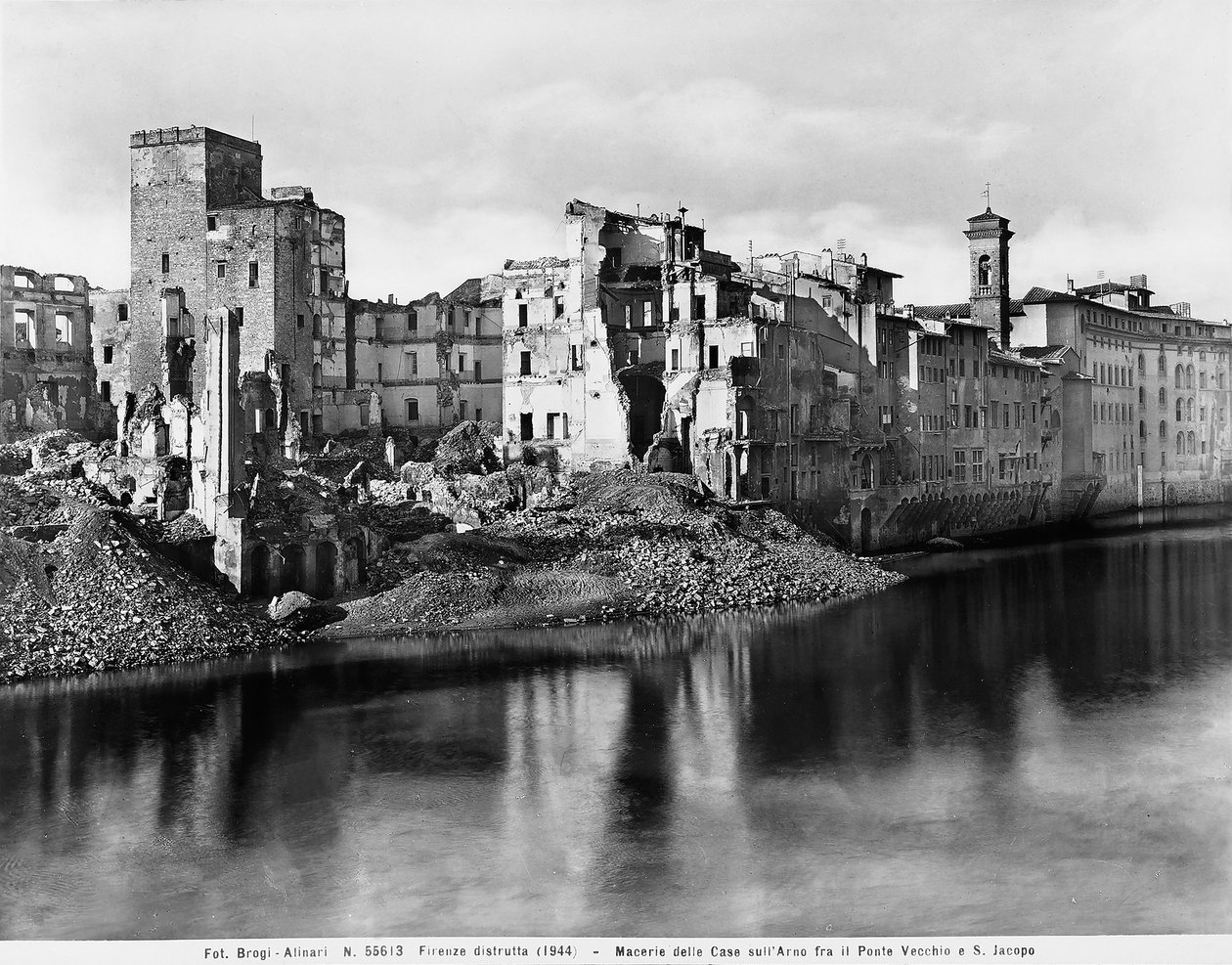 Anden Verdenskrig: husene langs Arno-floden, mellem Ponte Vecchio og San Jacopo i Firenze, efter bombningen. Dette fotografi var tidligere en del af Brogi Collection, men tilhører nu Alinari Collection (s/h foto) af Fratelli Alinari