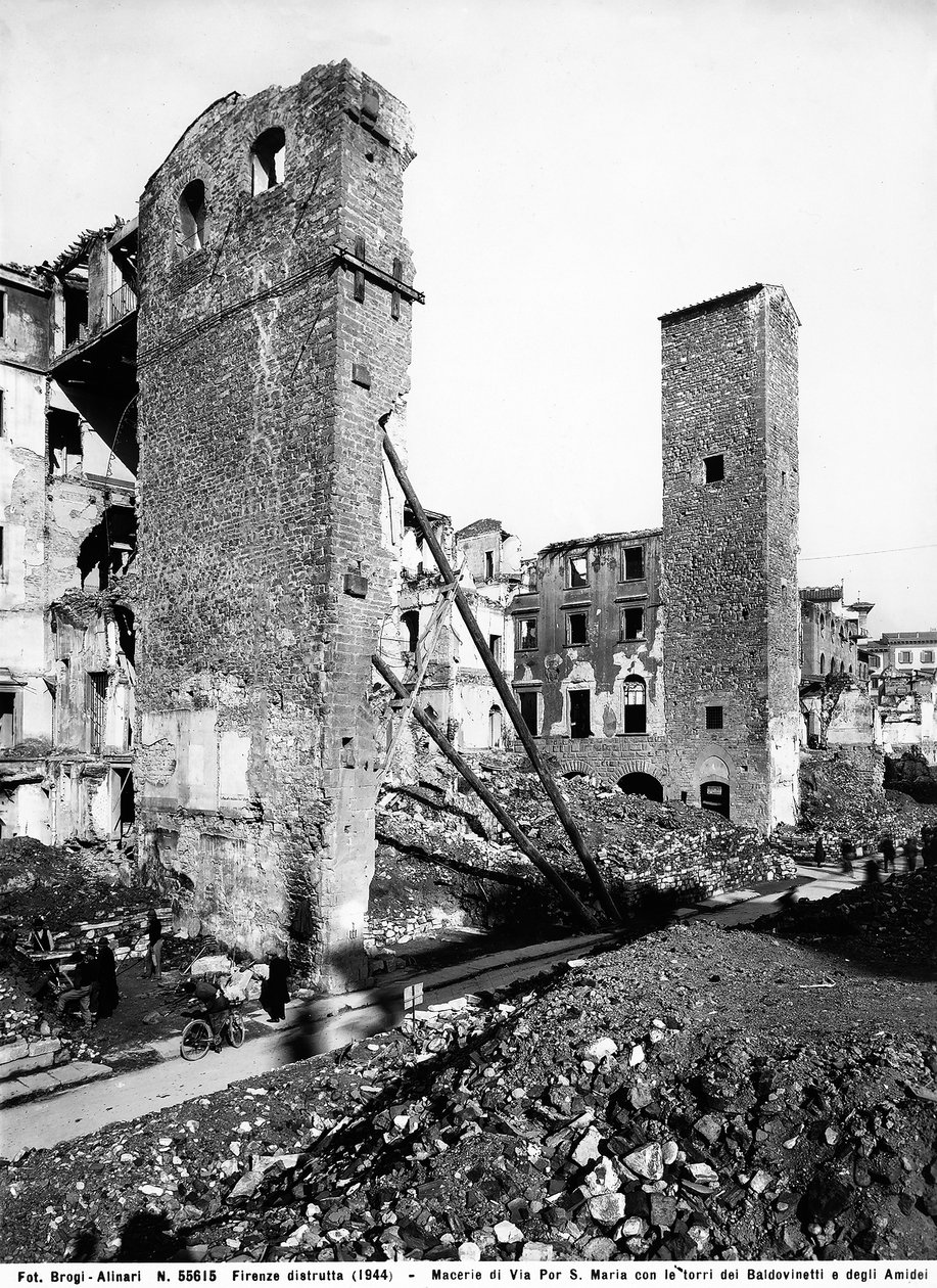 Anden Verdenskrig: murbrokkerne på Via Por Santa Maria med tårnene i Baldovinetti og Amidei i Firenze, efter bombningen. Dette fotografi var tidligere en del af Brogi Collection, men tilhører nu Alinari Collection (s/h foto) af Fratelli Alinari