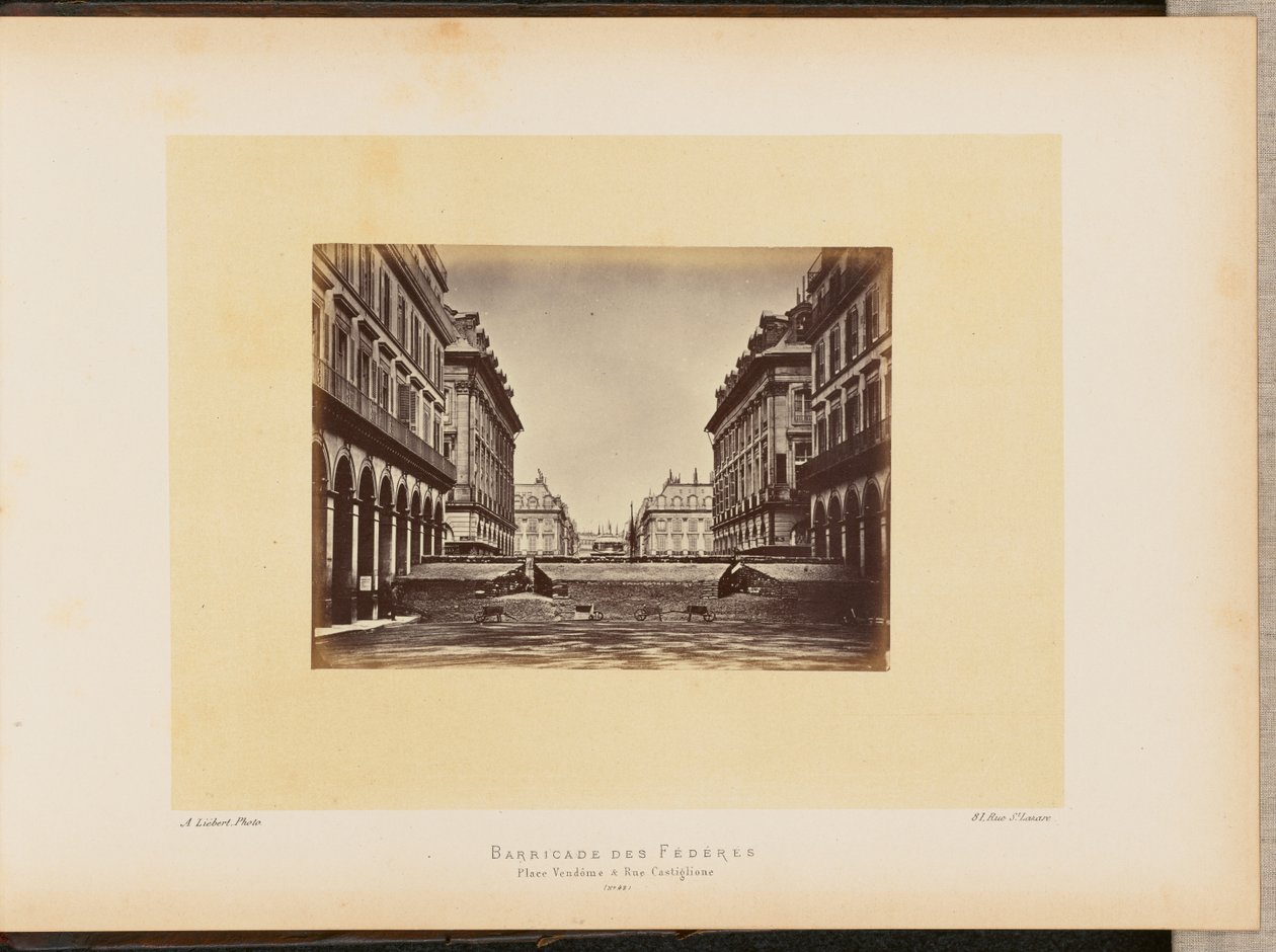 Barricade des Fédérés, place Vendôme og rue Castiglione. af Alphonse J. Liébert