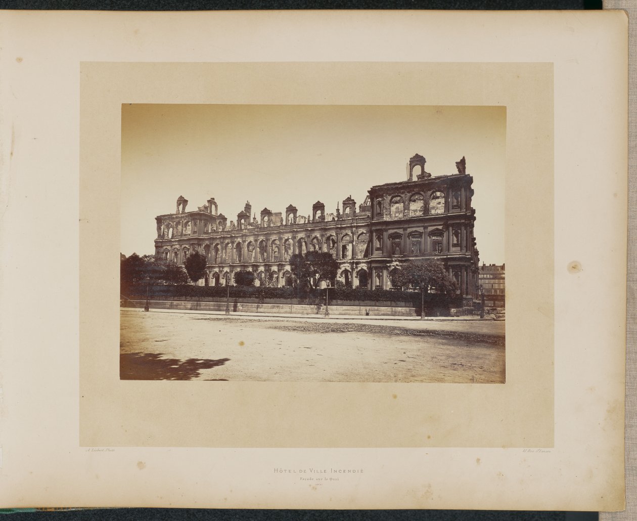 Rådhuset brændt ned. Facade på kajen. af Alphonse J. Liébert