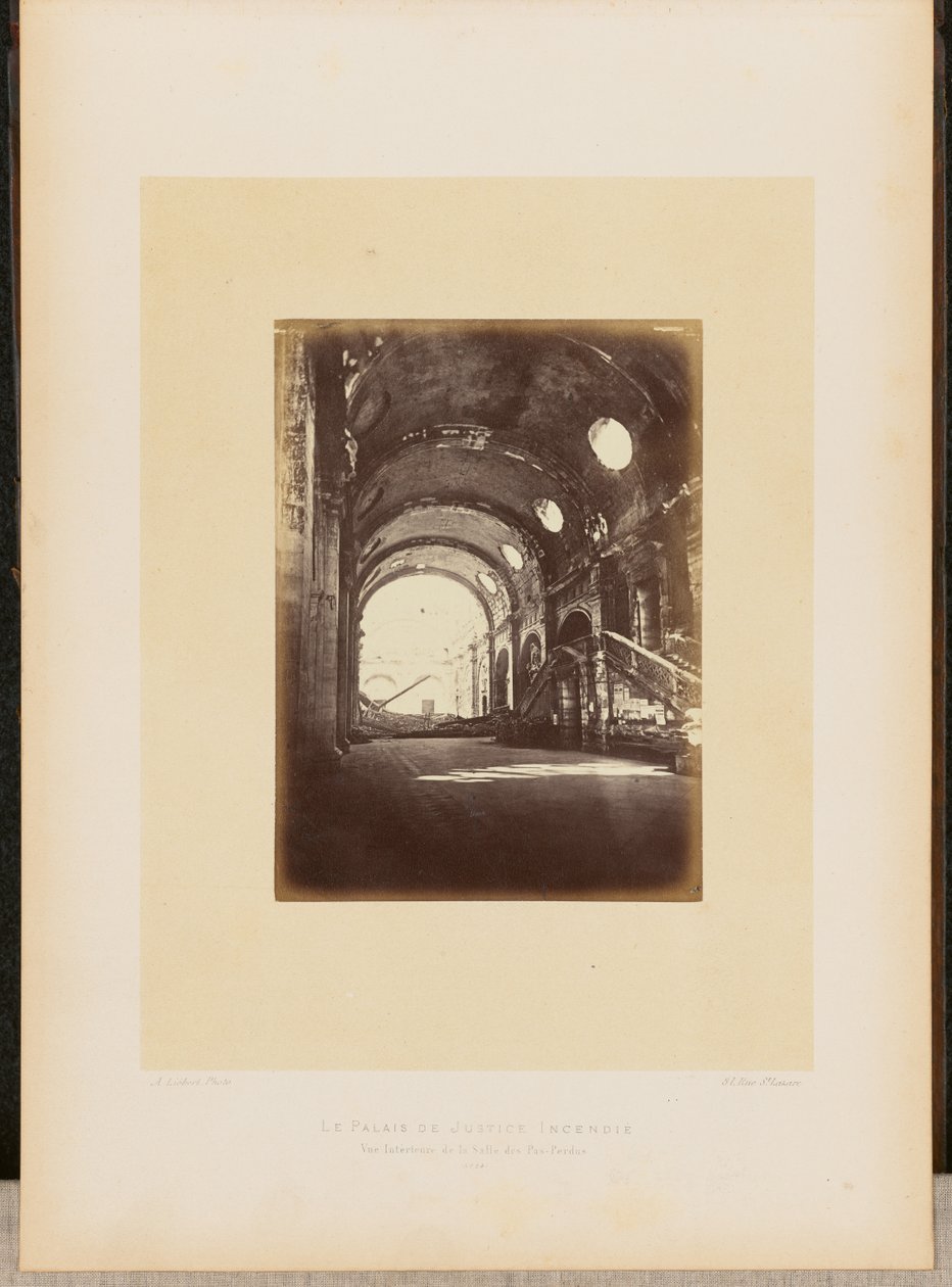 Palais de Justice i brand. Interiørbillede af Salle des Pas-Perdus. af Alphonse J. Liébert