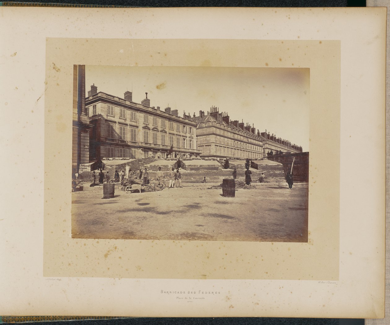 Føderationens barrikade, Place de la Concorde. af Alphonse J. Liébert