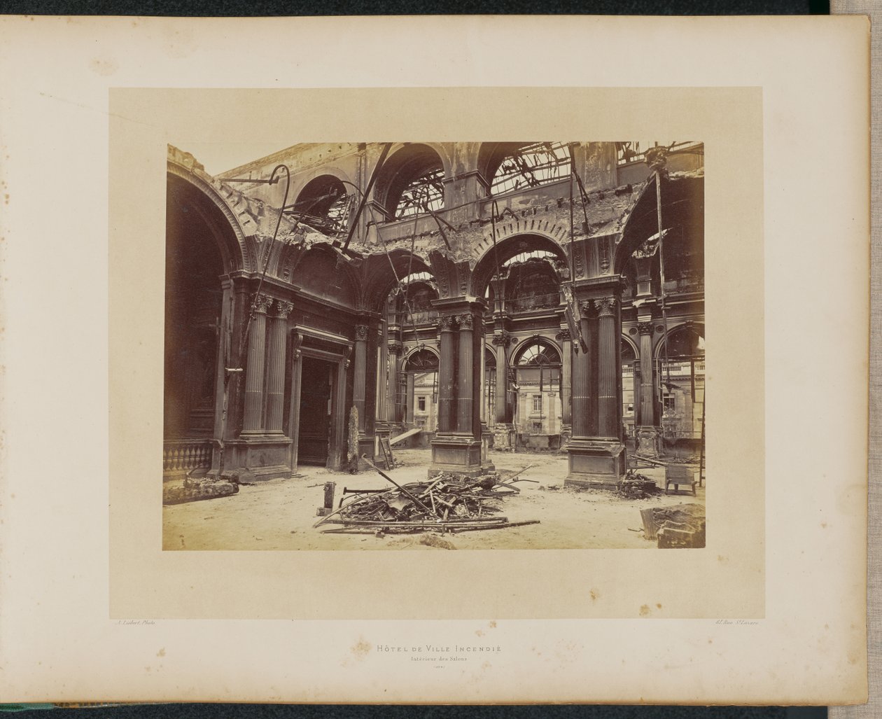Det nedbrændte Hôtel de Ville. Indgang til Salonerne. af Alphonse J. Liébert