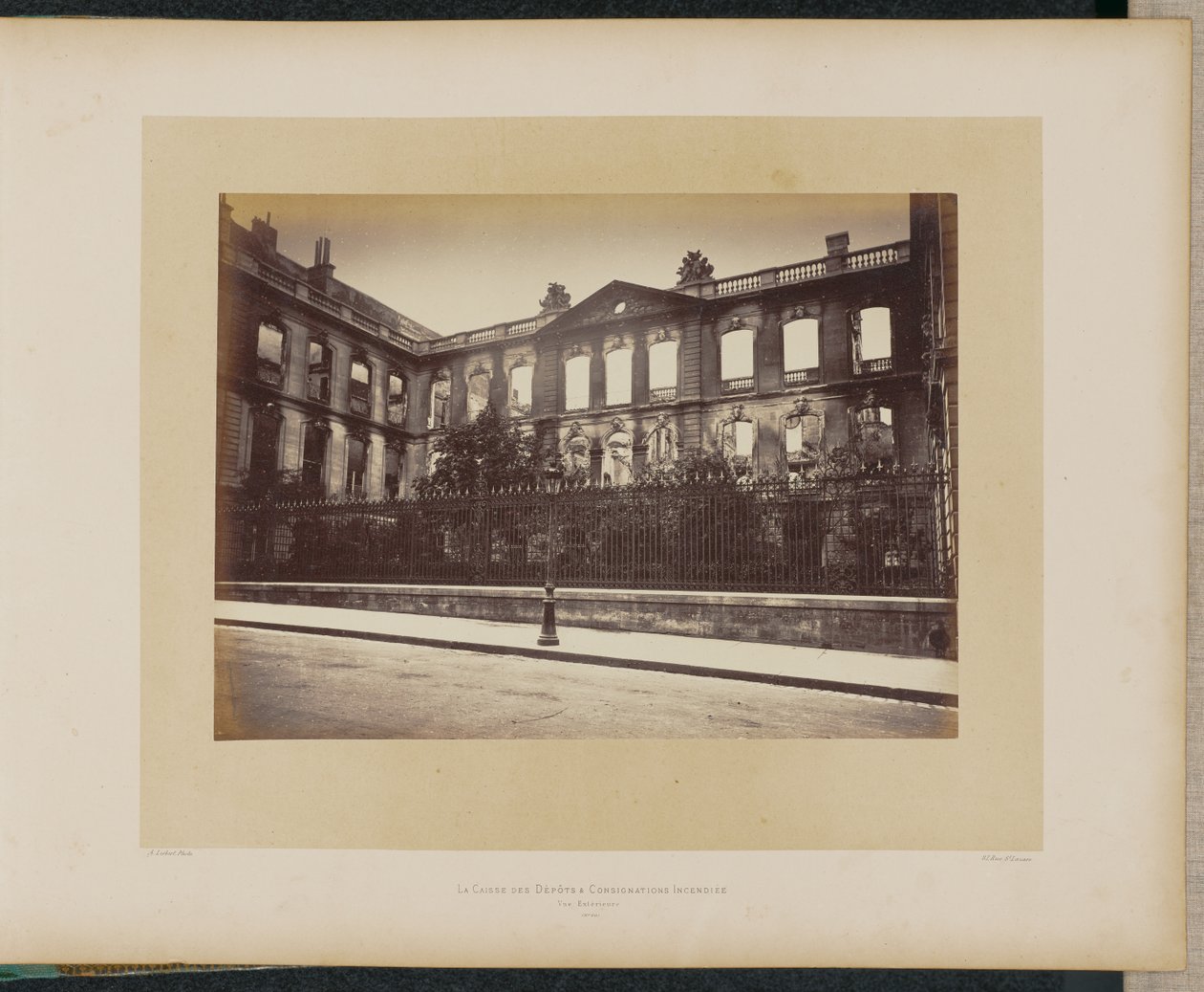 Caisse des Dépôts et Consignations i brand. Udvendig set. af Alphonse J. Liébert