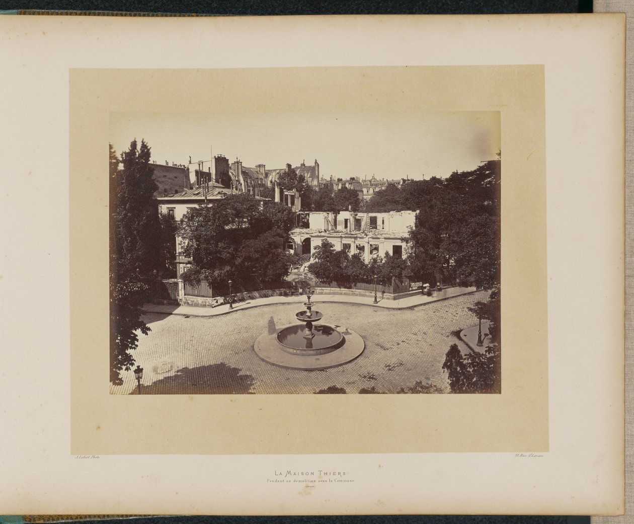 Thiers-huset under nedrivningen, under Kommunen. af Alphonse J. Liébert