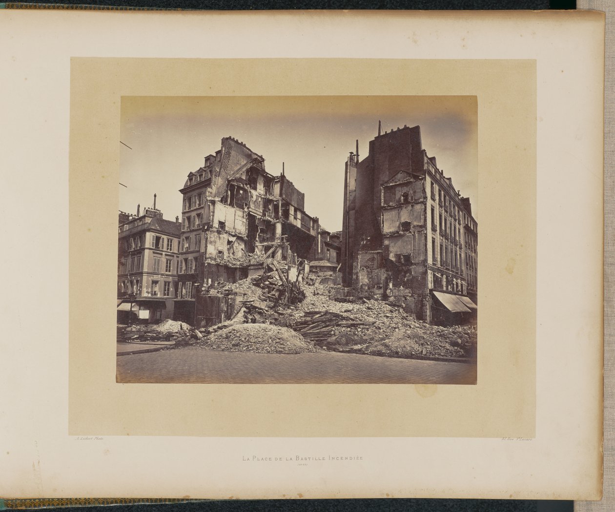 Den brændende Place de la Bastille. af Alphonse J. Liébert