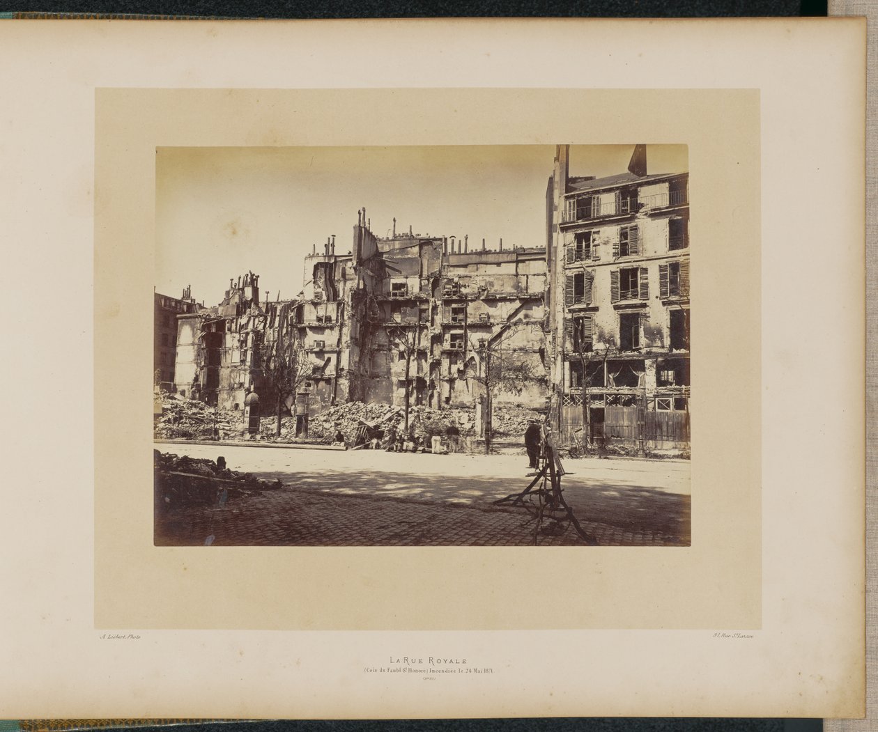 Rue Royale (ved hjørnet af Faubourg Saint-Honoré) brændte ned den 24. maj 1871. af Alphonse J. Liébert