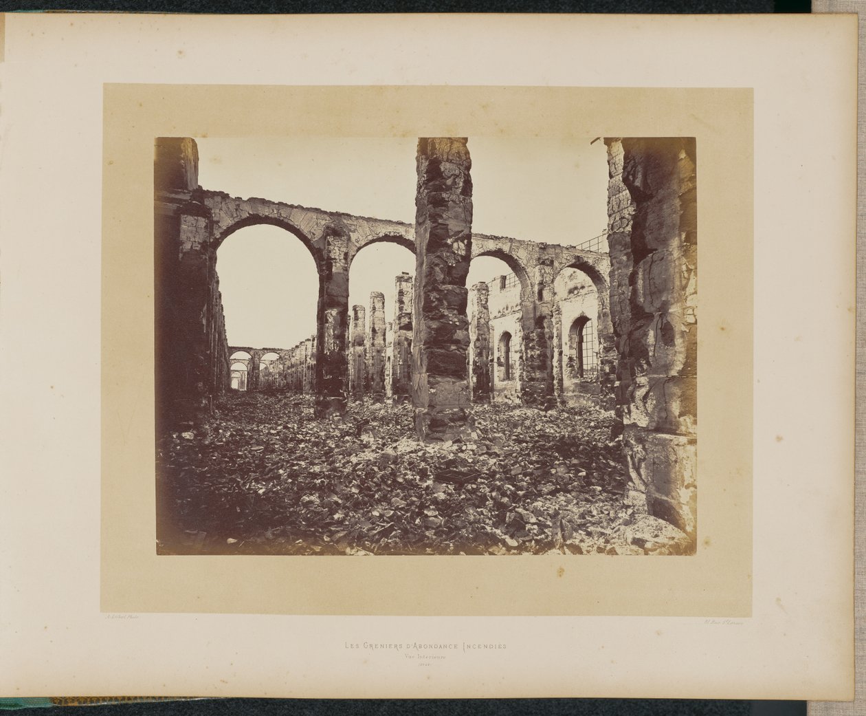De nedbrændte kornmagasiner. Indvendigt vue. af Alphonse J. Liébert