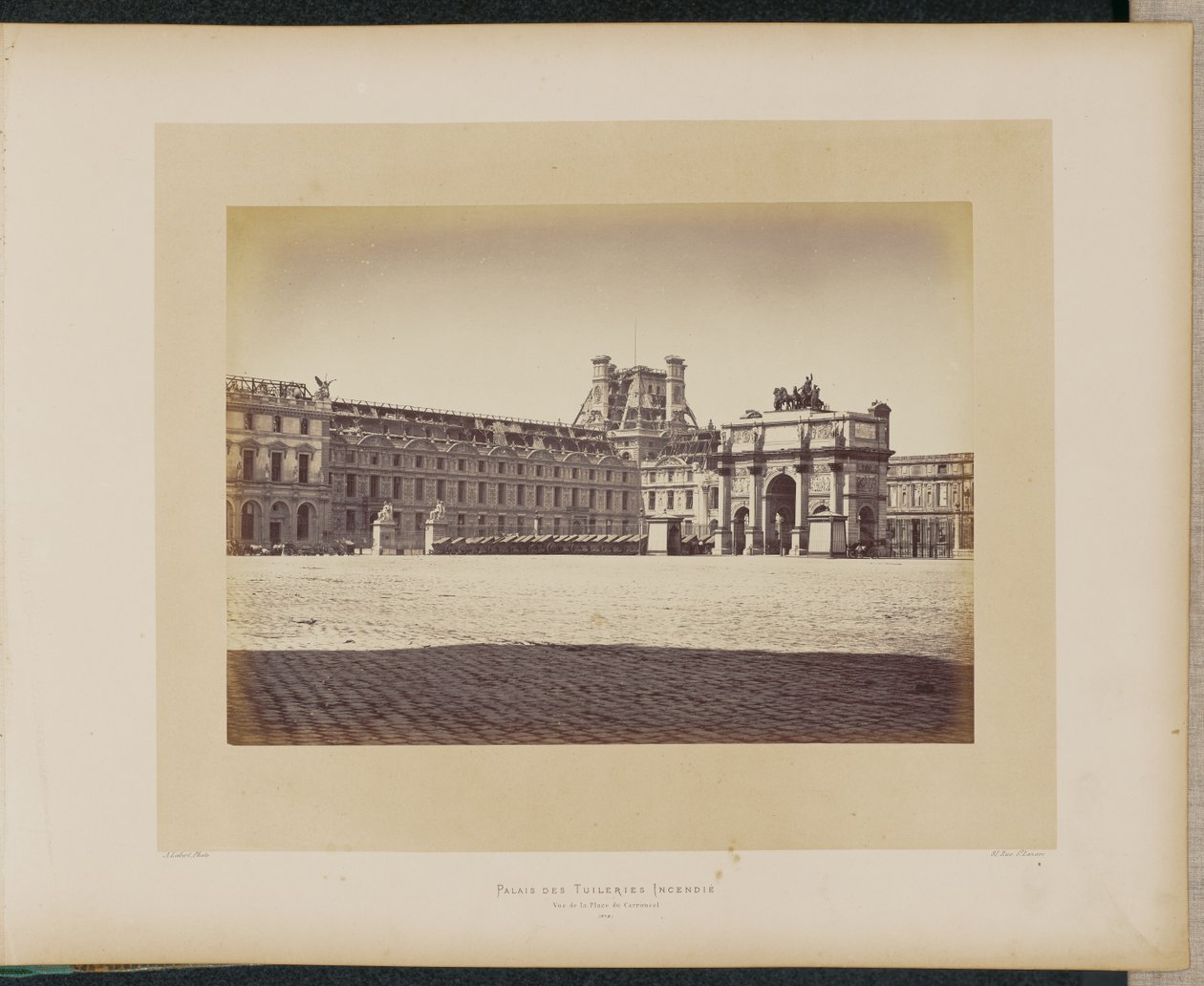 Tuileriernes palads i brand. Udsigt over Place du Carrousel. af Alphonse J. Liébert