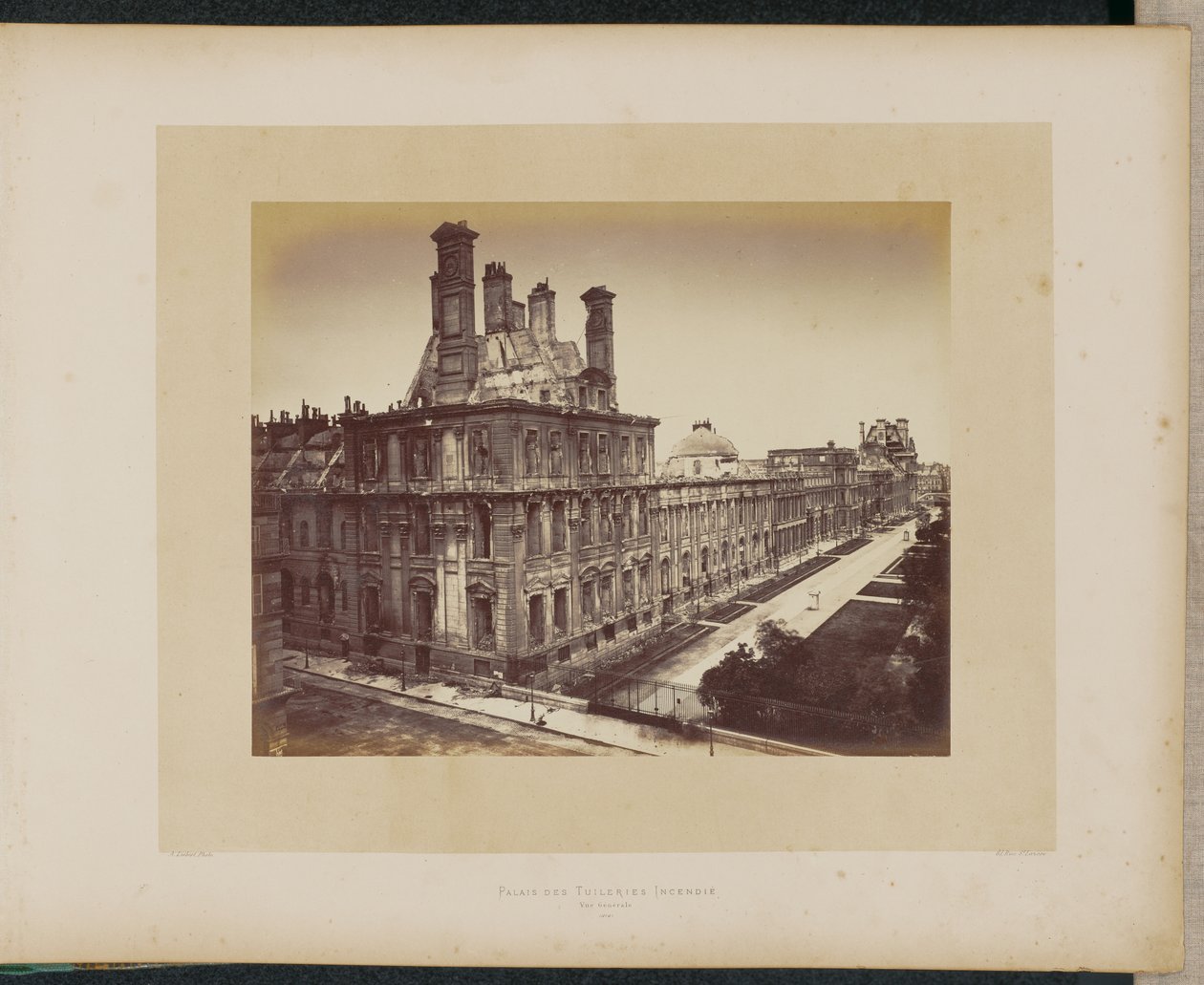 Det nedbrændte Tuileries-palads. Oversigtsbillede. af Alphonse J. Liébert