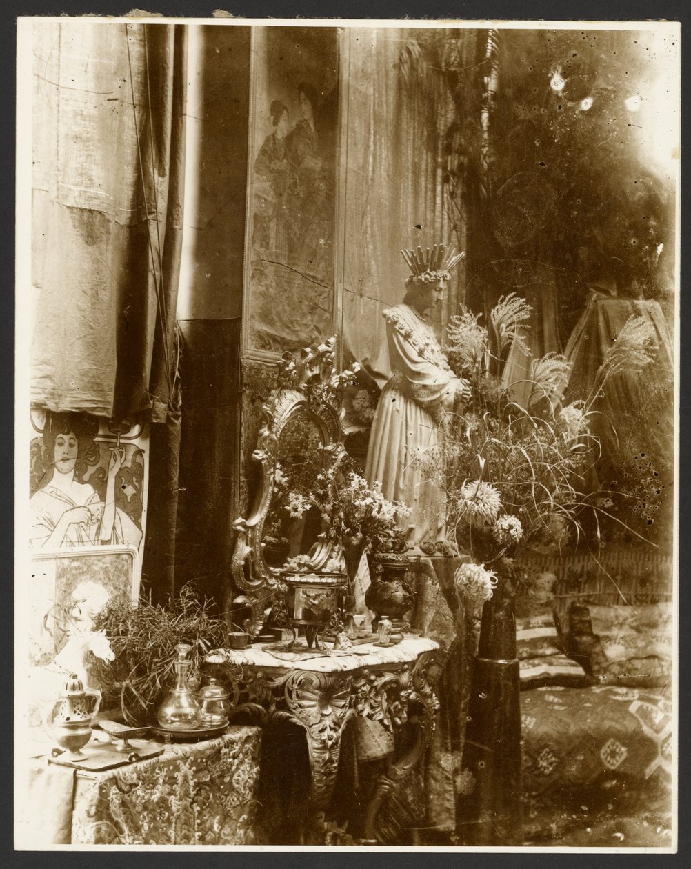 [Et hjørne af Muchas atelier med statuer, tryk og blomster, Rue du Val-de-Grâce, Paris]. af Alphonse Maria Mucha