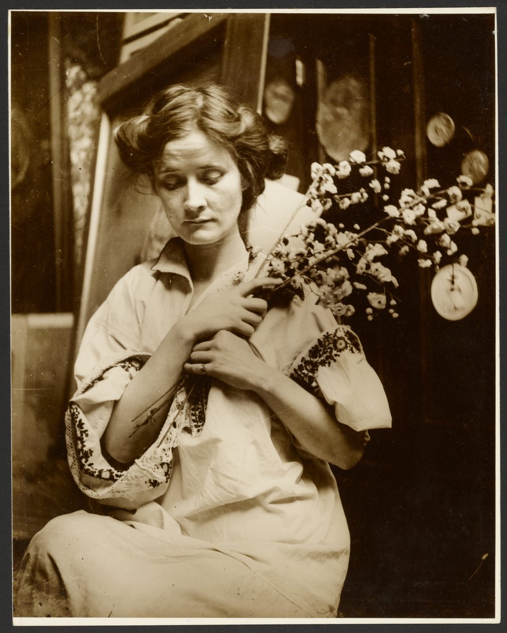 [Kvindelig model med blomster]. af Alphonse Maria Mucha