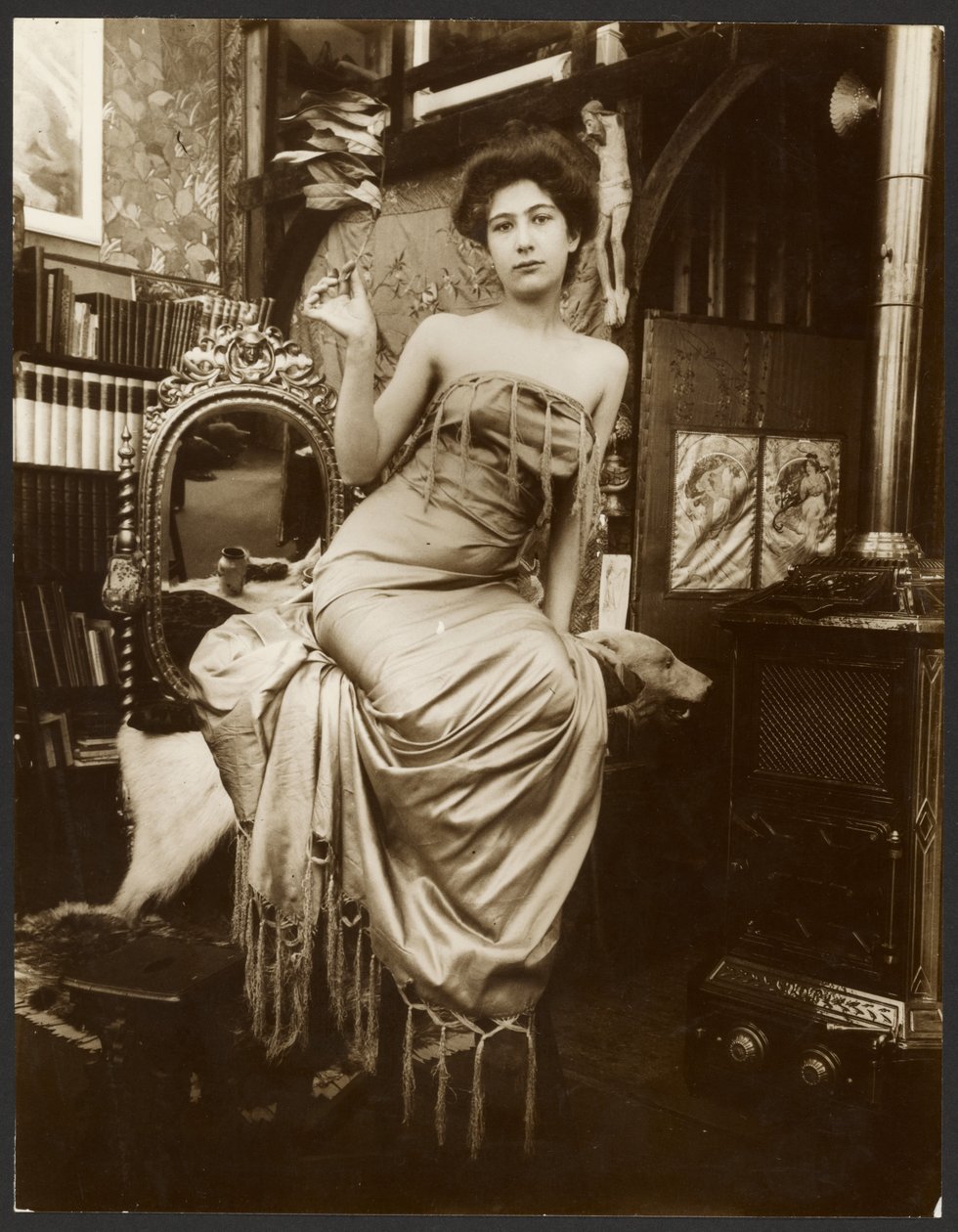[Kvindelig model, der holder en gren af laurbær, Paris]. af Alphonse Maria Mucha