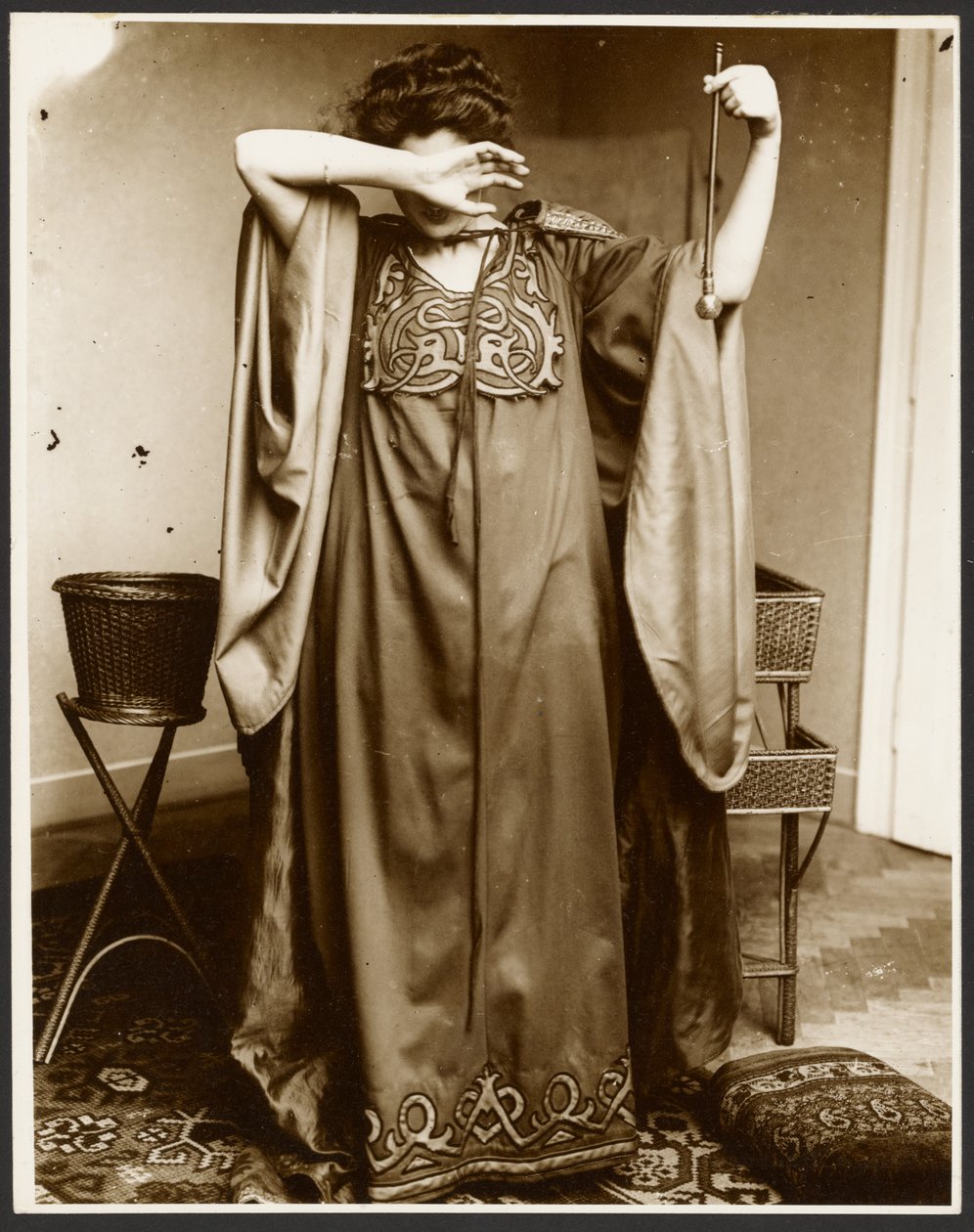 [Kvindelig model, der står med den ene hånd over ansigtet og holder en kugle i den anden]. af Alphonse Maria Mucha