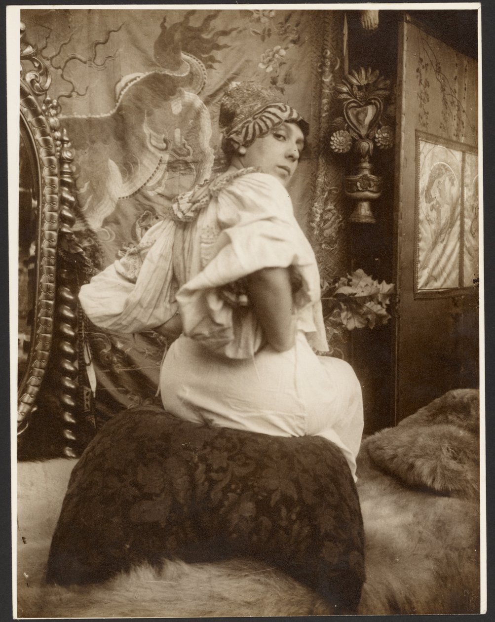 [Kvindelig model brugt i de dekorative paneler fra 1908 i det tyske teater (New York), Paris]. af Alphonse Maria Mucha
