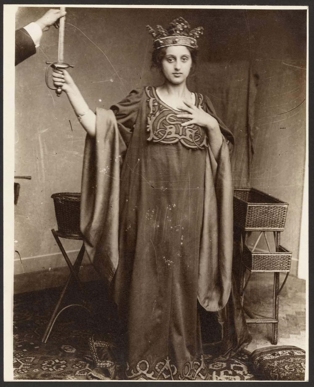 [Kvindelig model med krone og sværd] af Alphonse Maria Mucha
