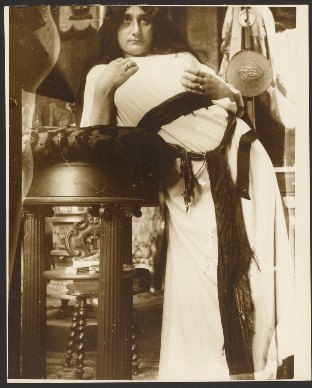[Kvindelig model til illustration af Emil Gebharts "Cloches de Noël et de Pâques", Paris]. af Alphonse Maria Mucha