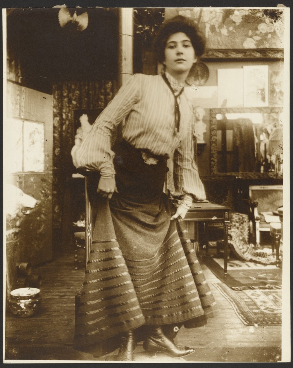 [Kvindelig model i stribet bluse og lang kjole, Paris]. af Alphonse Maria Mucha