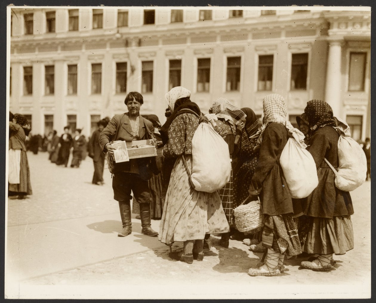 [Fotografier fra studieturen til Rusland brugt til maleriet "The Abolition of Serfdom in Russia" (1914) fra "Epic of the Slavs Cycle, Moscow"]. af Alphonse Maria Mucha