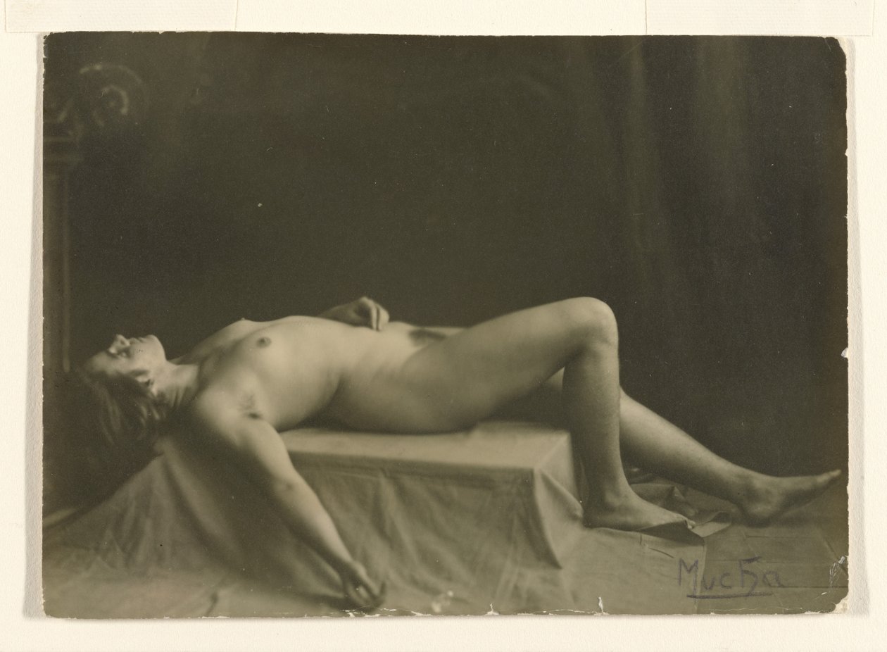 [Liggende nøgen] af Alphonse Maria Mucha