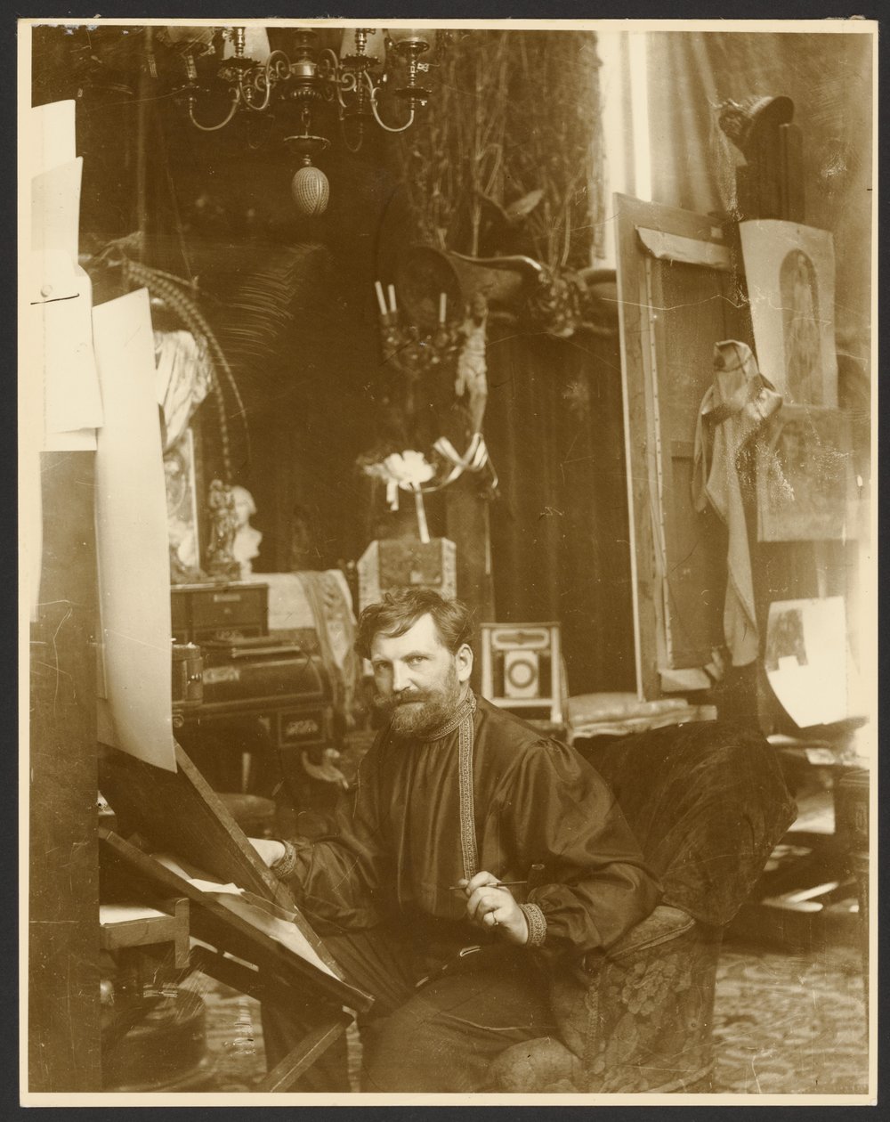 [Selvportræt i sit atelier, Rue du Val-de-Grâce, Paris]. af Alphonse Maria Mucha