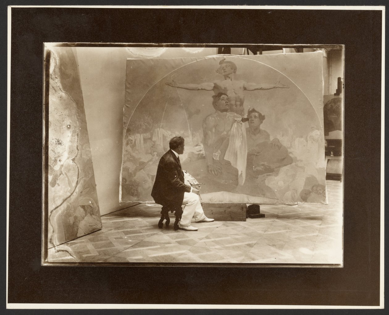 [Selvportræt af Alphonse Mucha i færd med at arbejde på "Lunette, gennem styrke til frihed, gennem kærlighed til enhed!" til borgmestersalen i Prags kommunalhus]. af Alphonse Maria Mucha