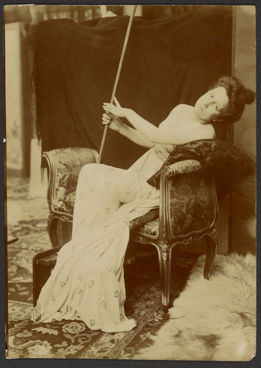 [Kvinde står model på en bænk] af Alphonse Maria Mucha