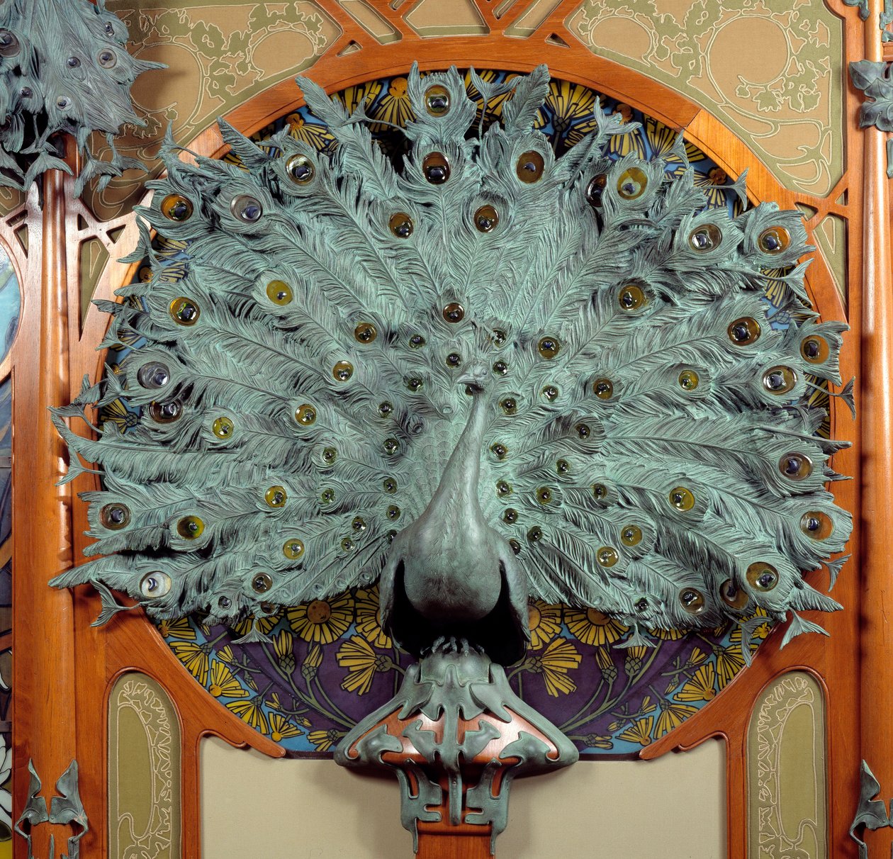 Art Nouveau: indretning af juveler Georges Fouquets butik (1862-1957) i Paris: skulptur af påfugle i bronze (bronze) af Alphonse Mucha