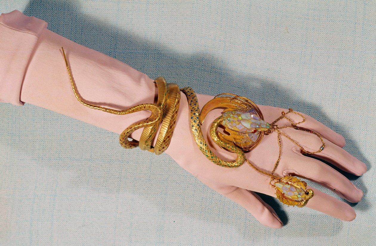 Armbånd og ring af komiker Henriette Rosine Bernard kaldet Sarah Bernhardt (1844-1923). Instrueret af Fouquet Michot. 19. århundrede. Privat samling af Alphonse Mucha