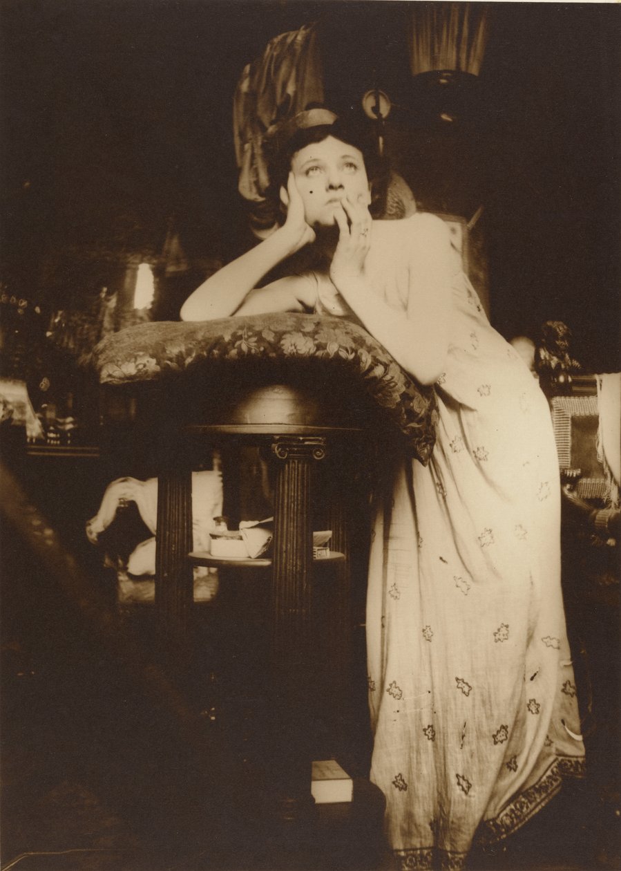 Kvindelig model iført tiara, Paris, 1899 (sepiatonet gelatinesølvtryk) af Alphonse Mucha