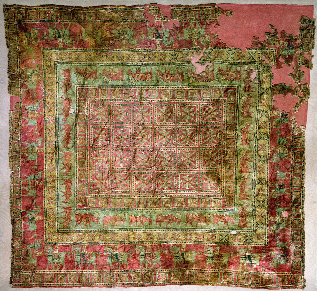 Pæletæppe forestillende heste, ryttere, dådyr og griffiner, fra Pazyryk-gravhøje, 5.-4. århundrede f.Kr. (tekstil) (for detaljer se 165705) af Altaic School