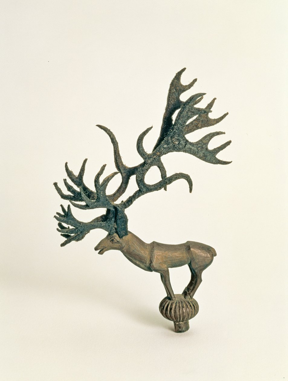 Terminal, der forestiller en hjort, fra Pazyryk Gravhøje, 5. århundrede f.Kr. (læder og træ) af Altaic School