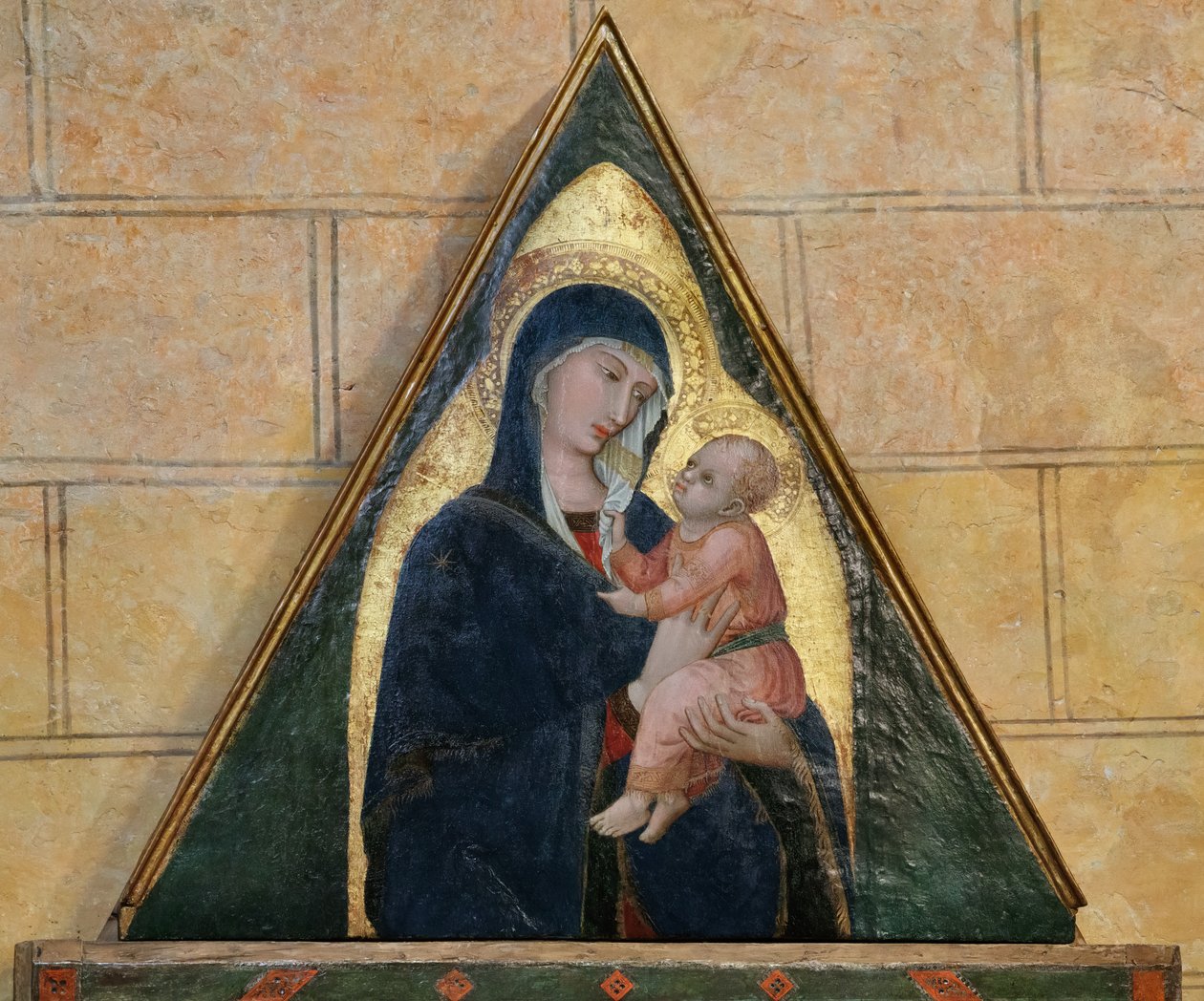 Ærkeenglen Sankt Michael dræber dragen mellem de hellige Benedikt og Bartholomæus (tempera på panel) af Ambrogio Lorenzetti