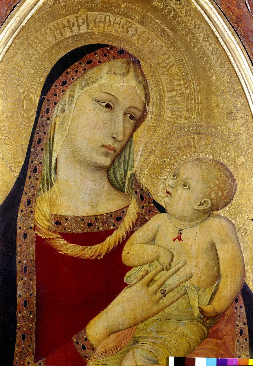 Jomfru og barn, detalje. Triptykon af den hellige anklager. Madonnaen bærer et slør og en ring på sin hånds finger. Jesus Kristus bærer en halskæde med et koralvedhæng. Maleri af Ambrogio Lorenzetti (1285-omkring 1348) af Ambrogio Lorenzetti