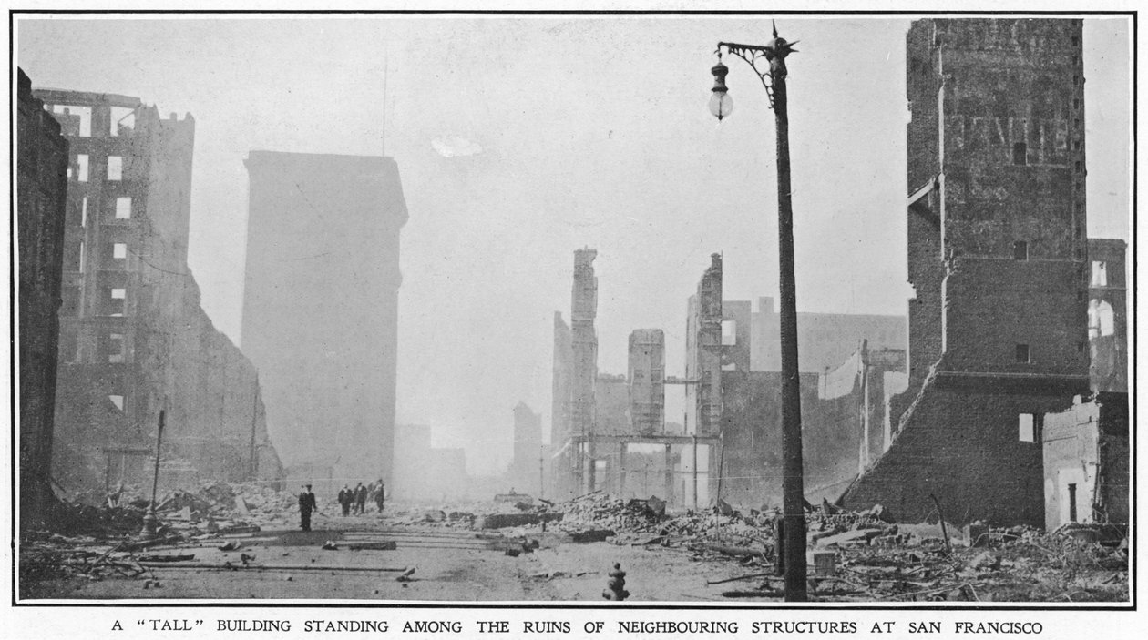 En hel bygning, der står blandt ruinerne af tilstødende strukturer efter jordskælvet i San Francisco i 1906, 1906 af American Photographer