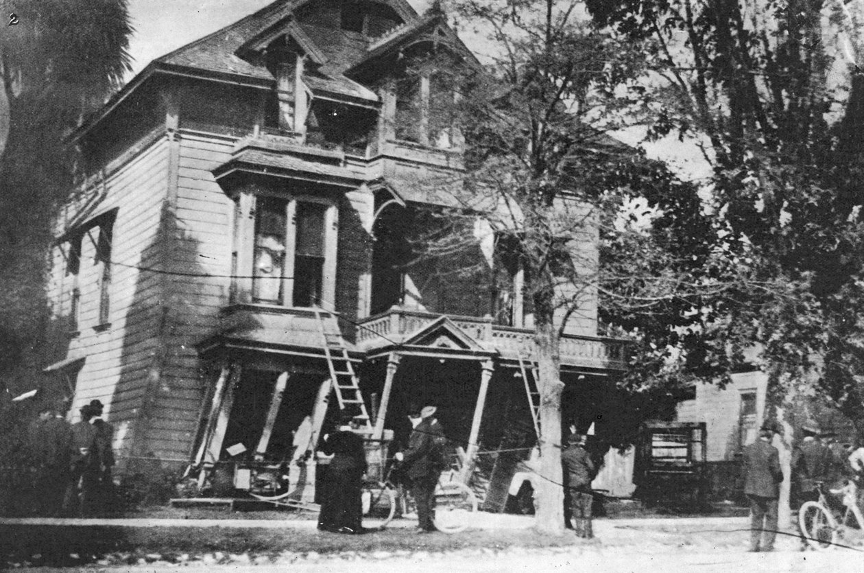 Et hus på randen af sammenbrud efter jordskælvet i San Francisco i 1906, 1906 af American Photographer