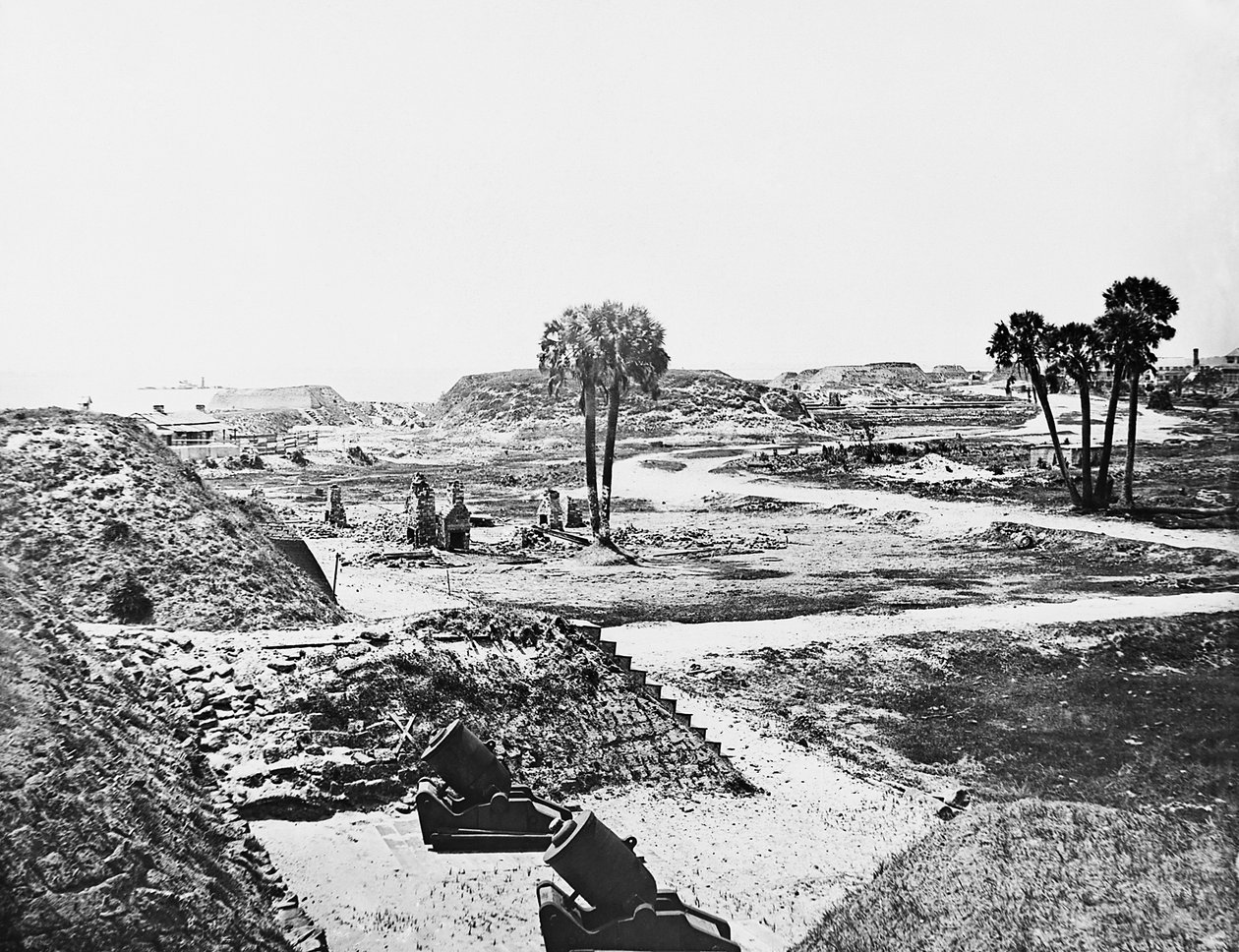 Forladte morterer og tomme konfødererede befæstninger ved siden af Fort Moultrie på Sullivans Island, Charleston Harbor, South Carolina, 1865 af American Photographer