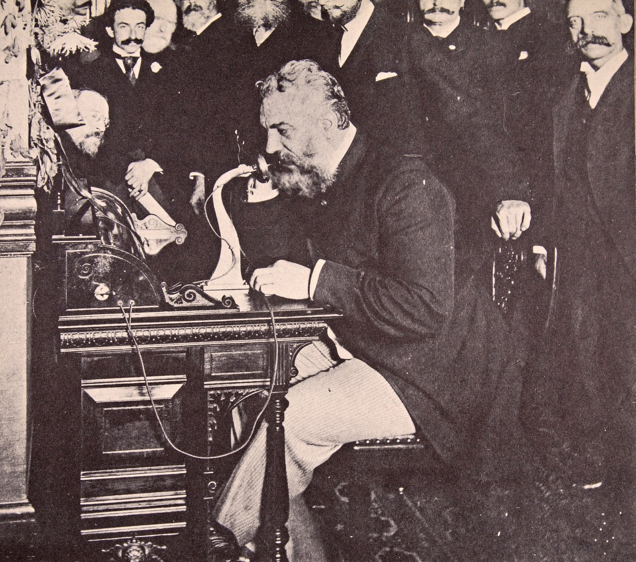 Alexander Graham Bell foretog det første opkald mellem New York og Chicago, 1892 af American Photographer