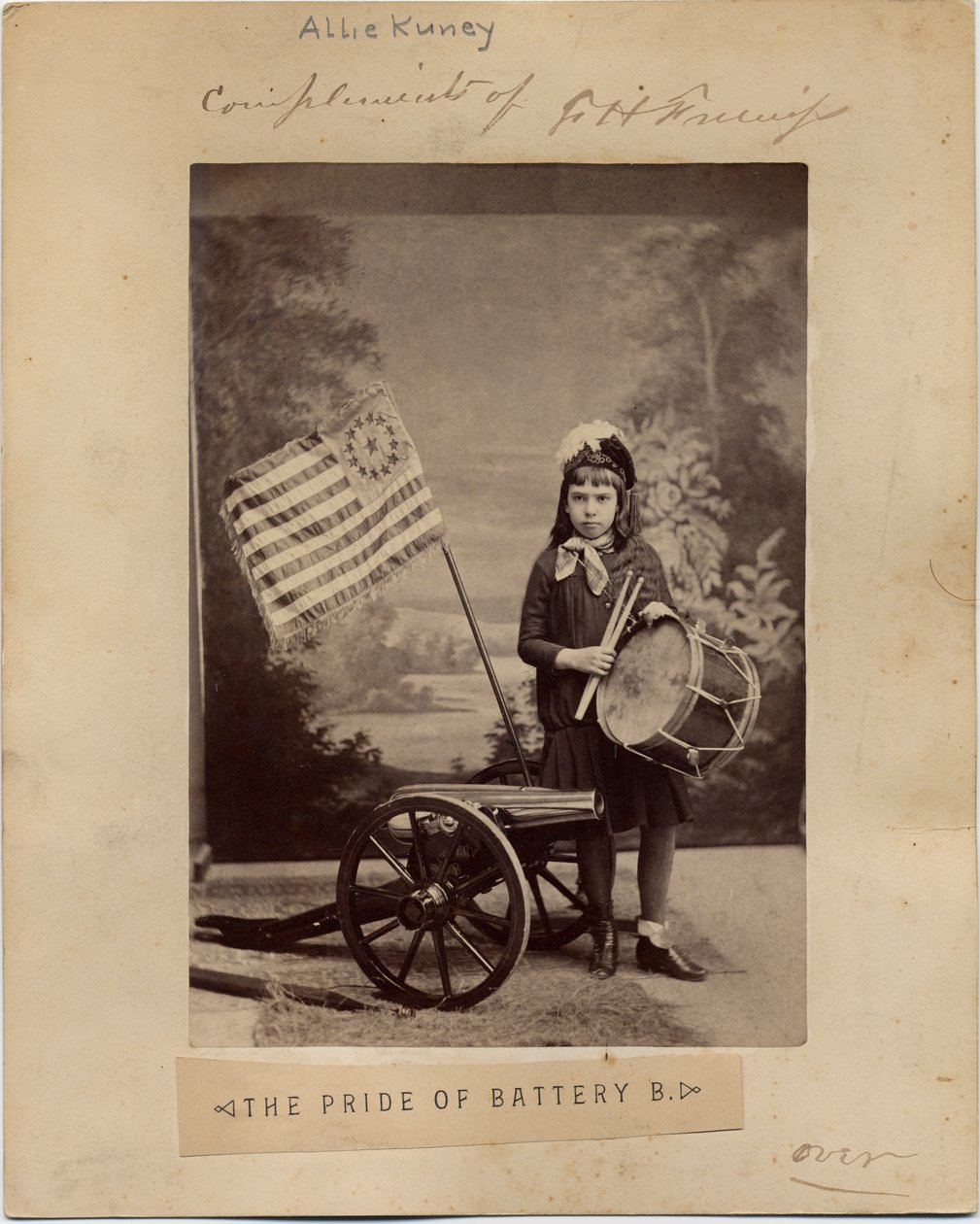 Allie Kunie, i kostume som pigen fra digtet The Pride of Battery B, af Frank H Gassaway vist i 336831, bagsiden af dette foto (albumfotografi) af American Photographer