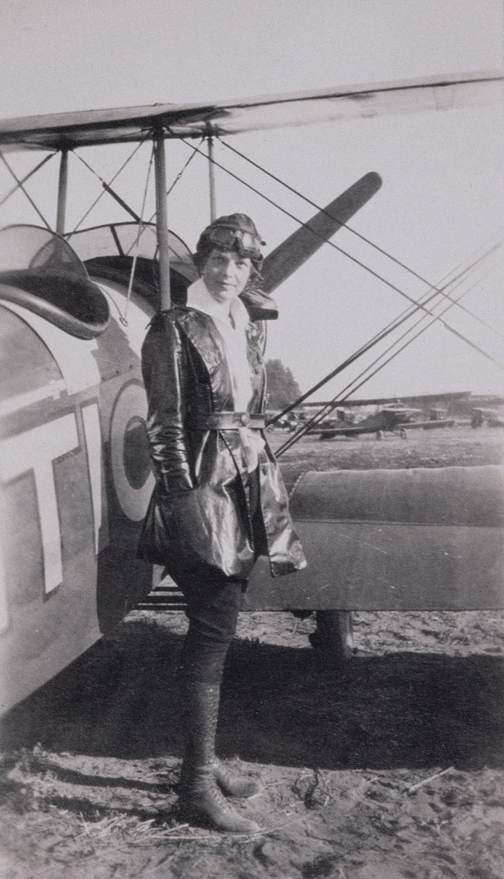Amelia Earhart (1897-1937) ved siden af McLintic bi-planet, ca. 1922 af American Photographer