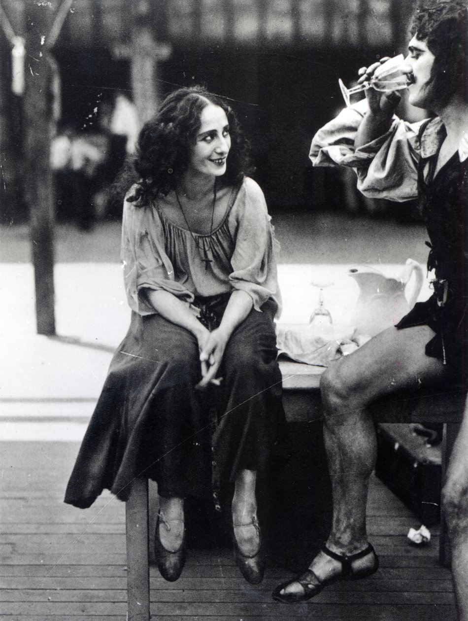 Anna Pavlova som Fenella i en scene fra filmen 