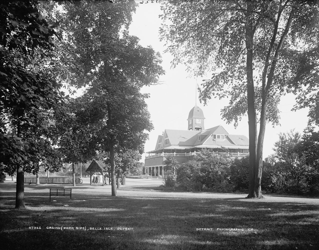 Casino (park side), Belle Isle, Detroit, 1884-89 af American Photographer