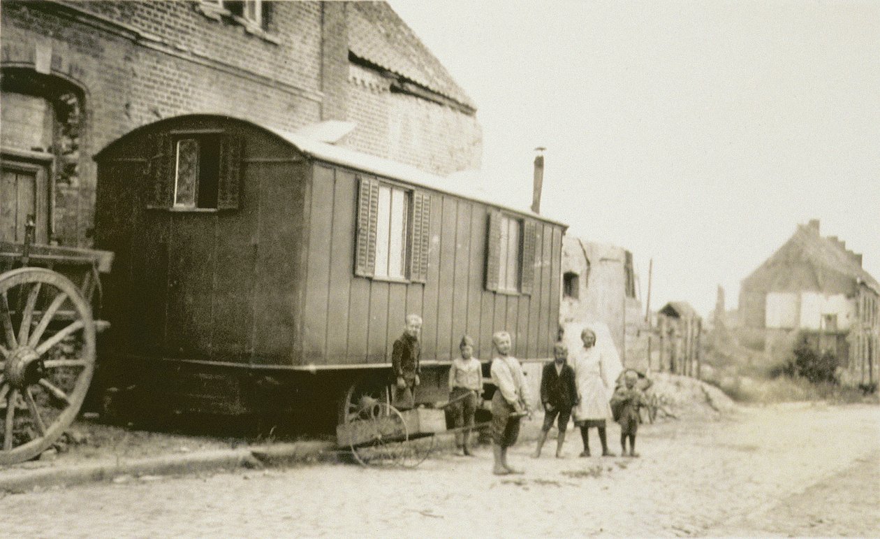 Børn og familier i Frankrig efter Første Verdenskrig, Lens, Pas-de-Calais, 1919 af American Photographer