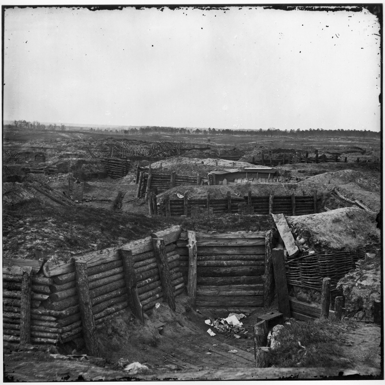 Konføderationens befæstninger med Chevaux-de-Frise udenfor, Petersburg, Virginia, april 1865 af American Photographer